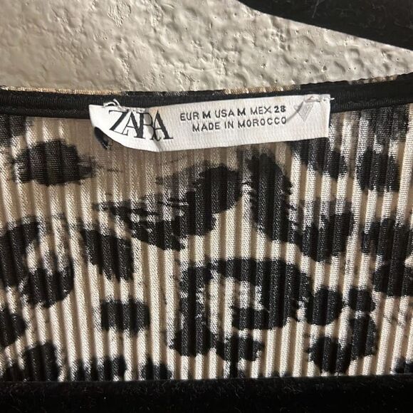 ✨ZARA Black Cream Leopard Print Faux Wrap Smocked Long Sleeve V Neck Sz M Top✨ - Picture 8 of 11